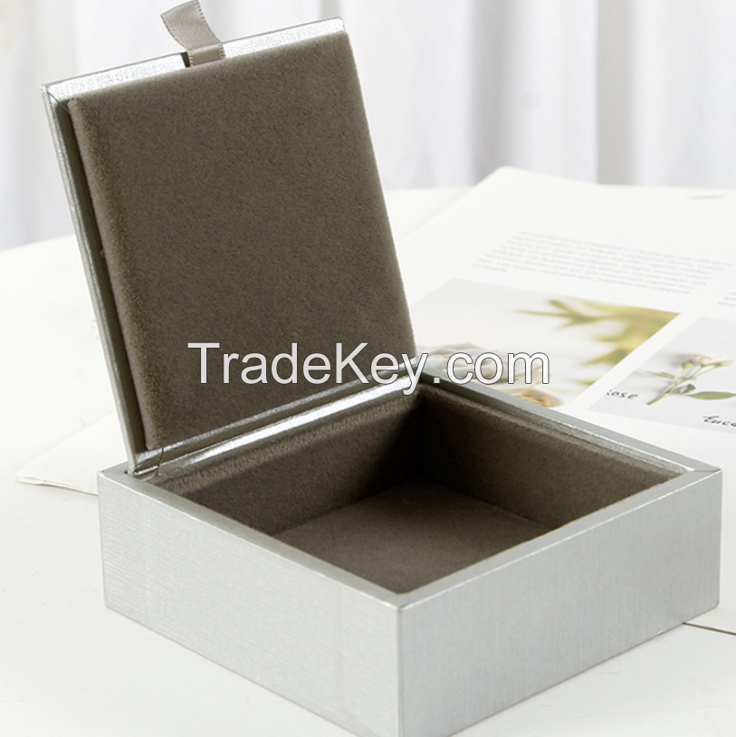 Flip-top polka dot paper embryo jewelry box