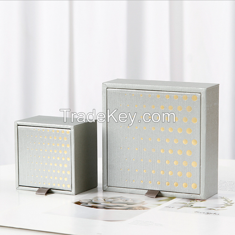 Flip-top polka dot paper embryo jewelry box