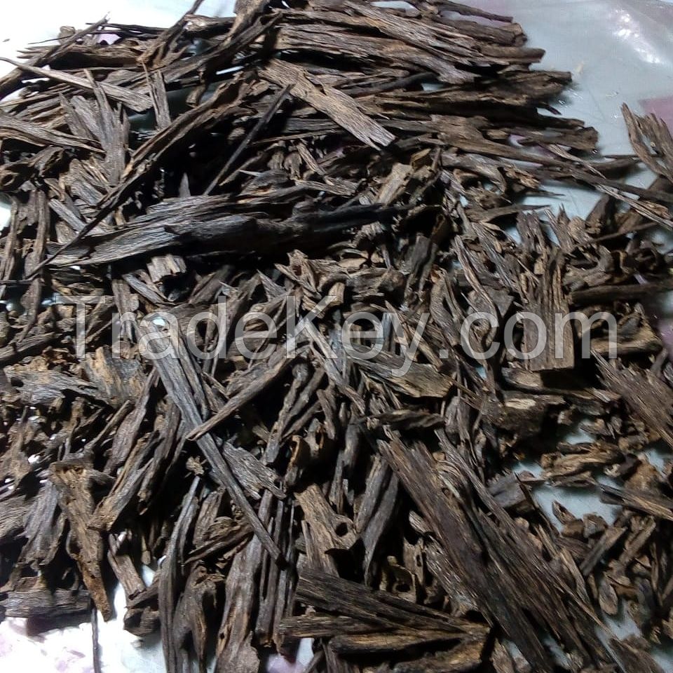 Agarwood oil and wood chips