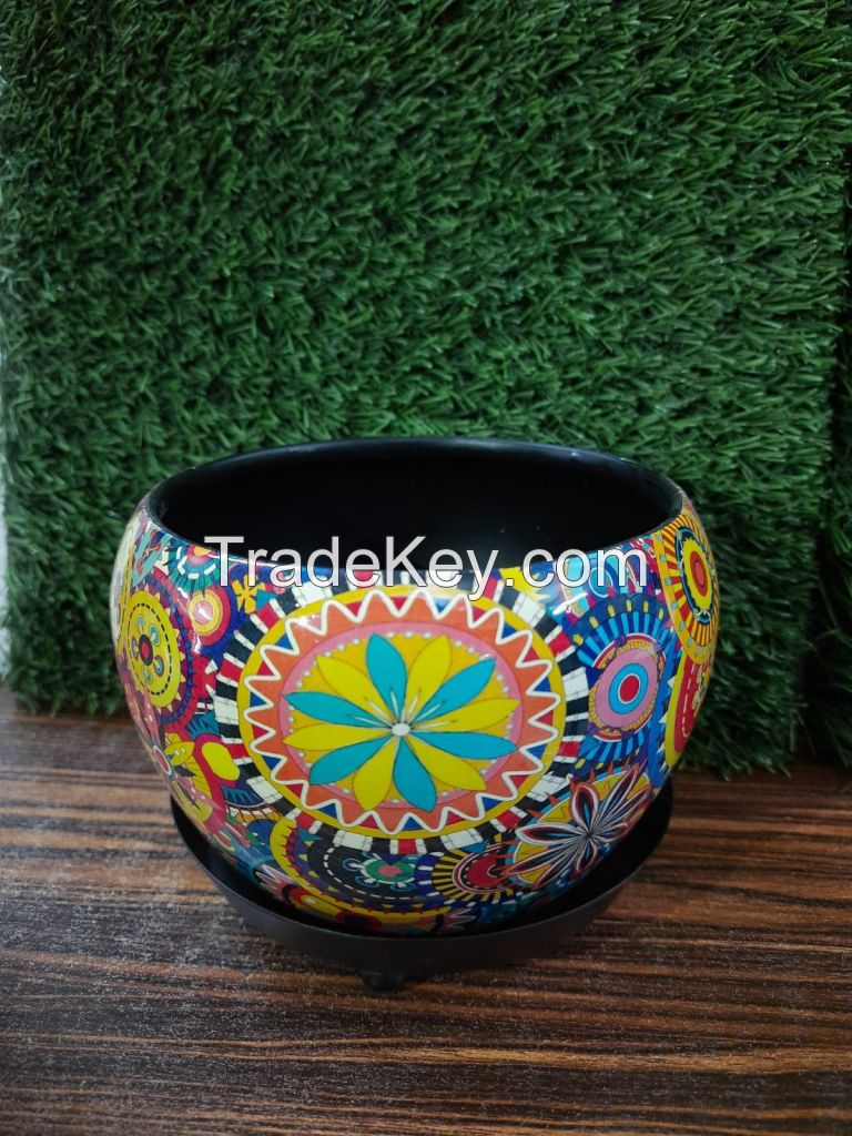 Pattern Round Metal Planter with Black Plate