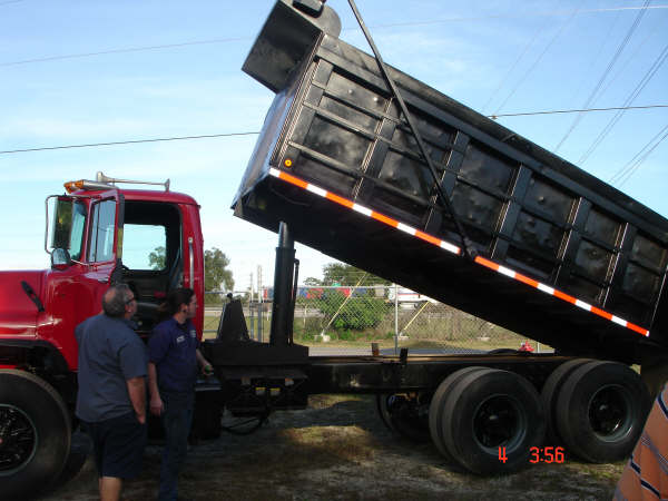 USED HEAVY DUTY DUMP TRUCK