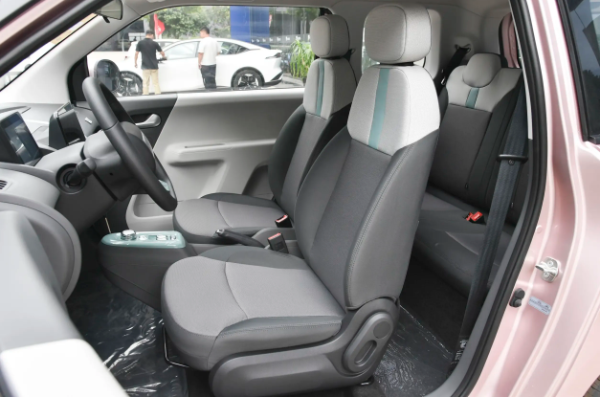 Electric cheap Chinese car  Mini EV New energy car 4 seats hatchback 100% Electric car