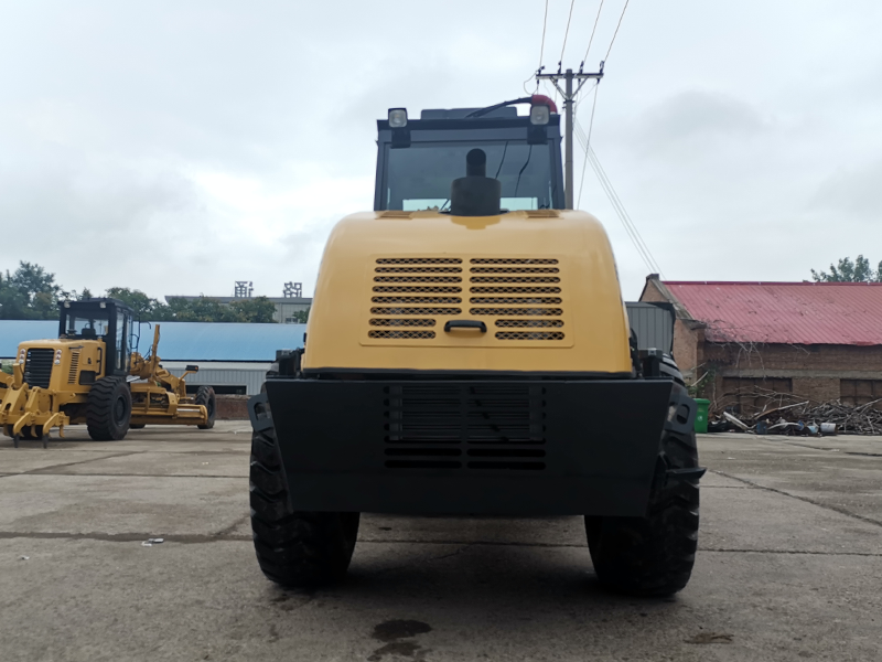 LT210B road roller