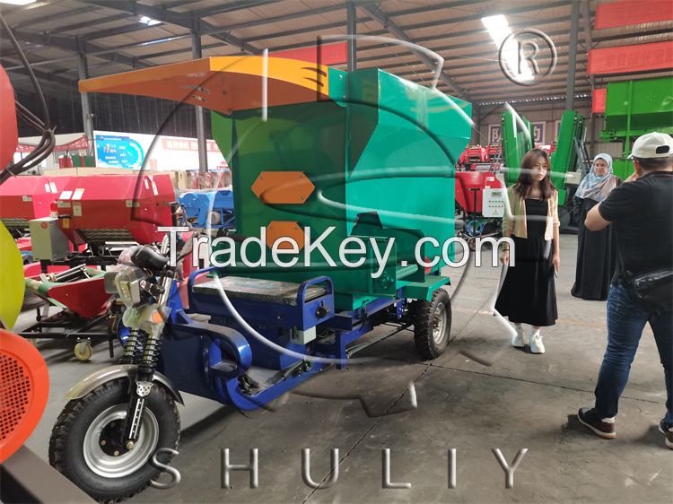 Agricultural Farm Use cattle feed distributor feed spreader mill machine