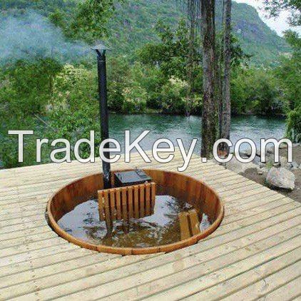 Cedar plungÑ tub with submersible wood stove