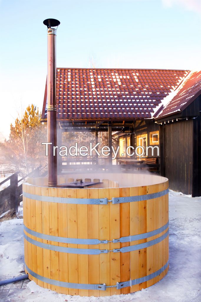 Cedar plungÑ tub with submersible wood stove