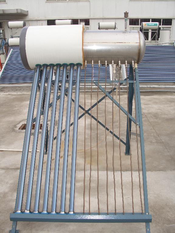 pressurized solar water heater with heat pipe