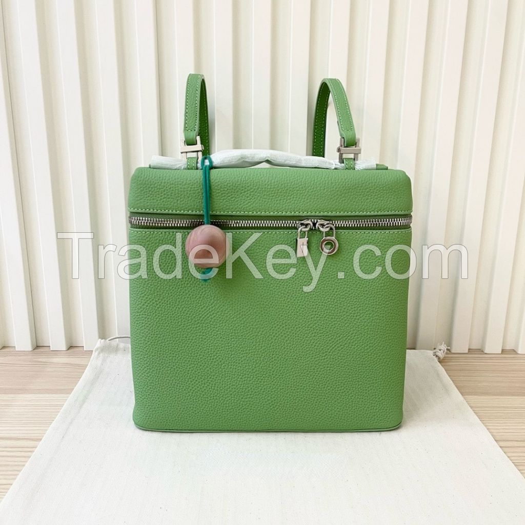 A fresh and eye-catching women's double-shoulder bag. It's in an apple green color, made of top-grain cowhide with a lychee texture pattern, and exudes a strong sense of fashion.