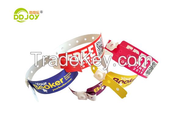 Custom Waterproof CMYK LOGO Composite Wrist Band Disposable L Shape Plastic PE Wristband For Park/Events/Festival