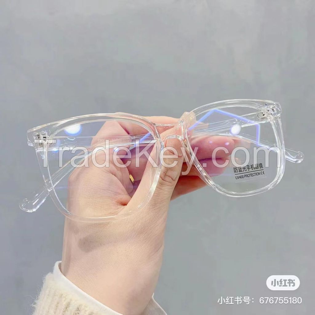 White boiled water glasses