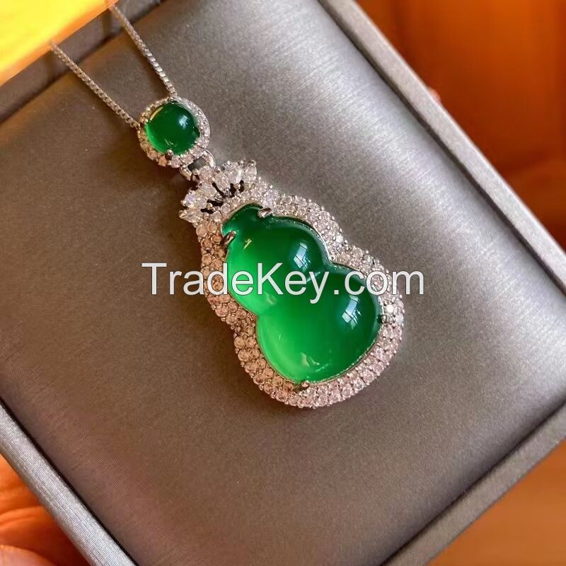 Jewelry pendant inlaid with green chalcedony gourd necklace, elegant jade pendant