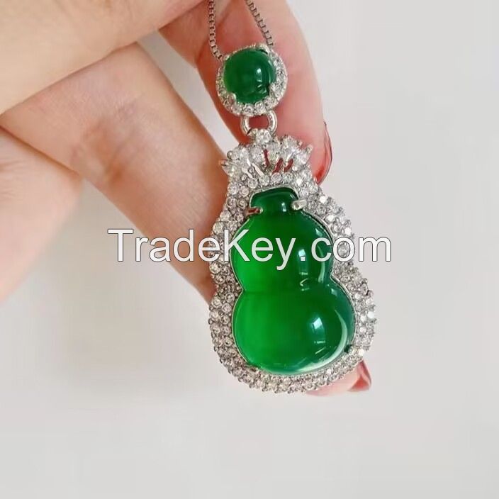 Jewelry pendant inlaid with green chalcedony gourd necklace, elegant jade pendant