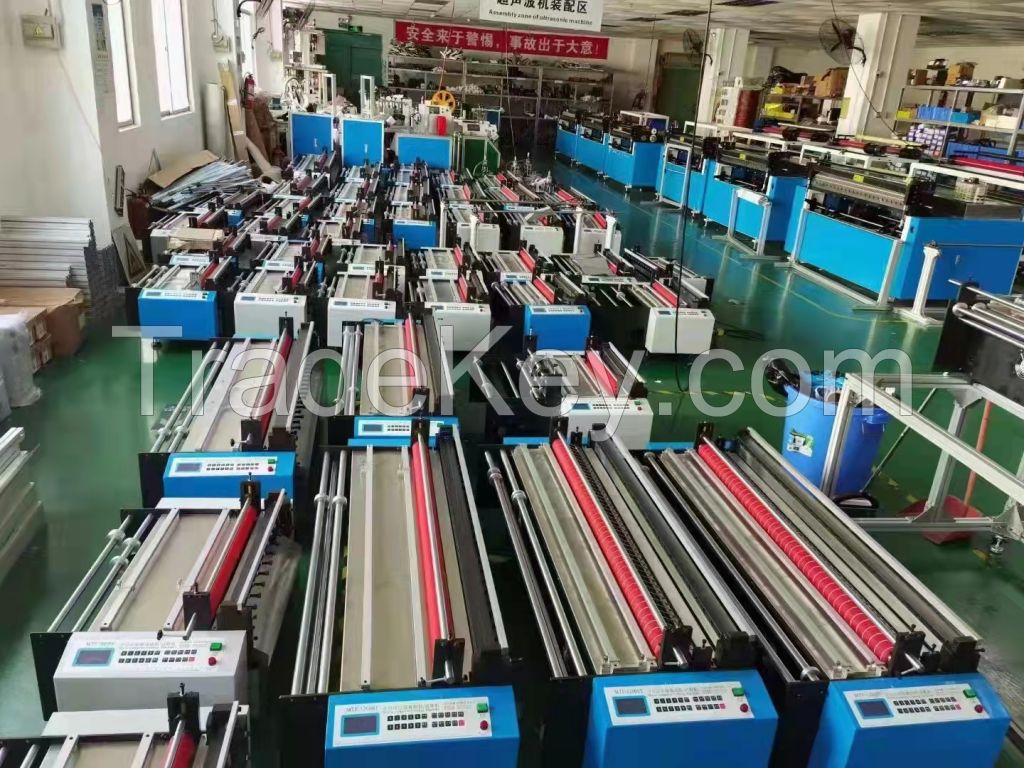 Non-woven fabric cutting machine