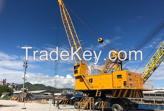 Hydraulic outrigger tire crane