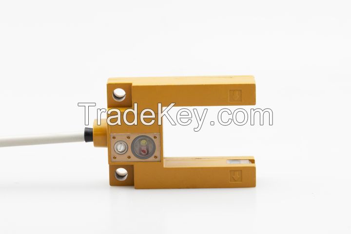 Slot-type photoelectric switch