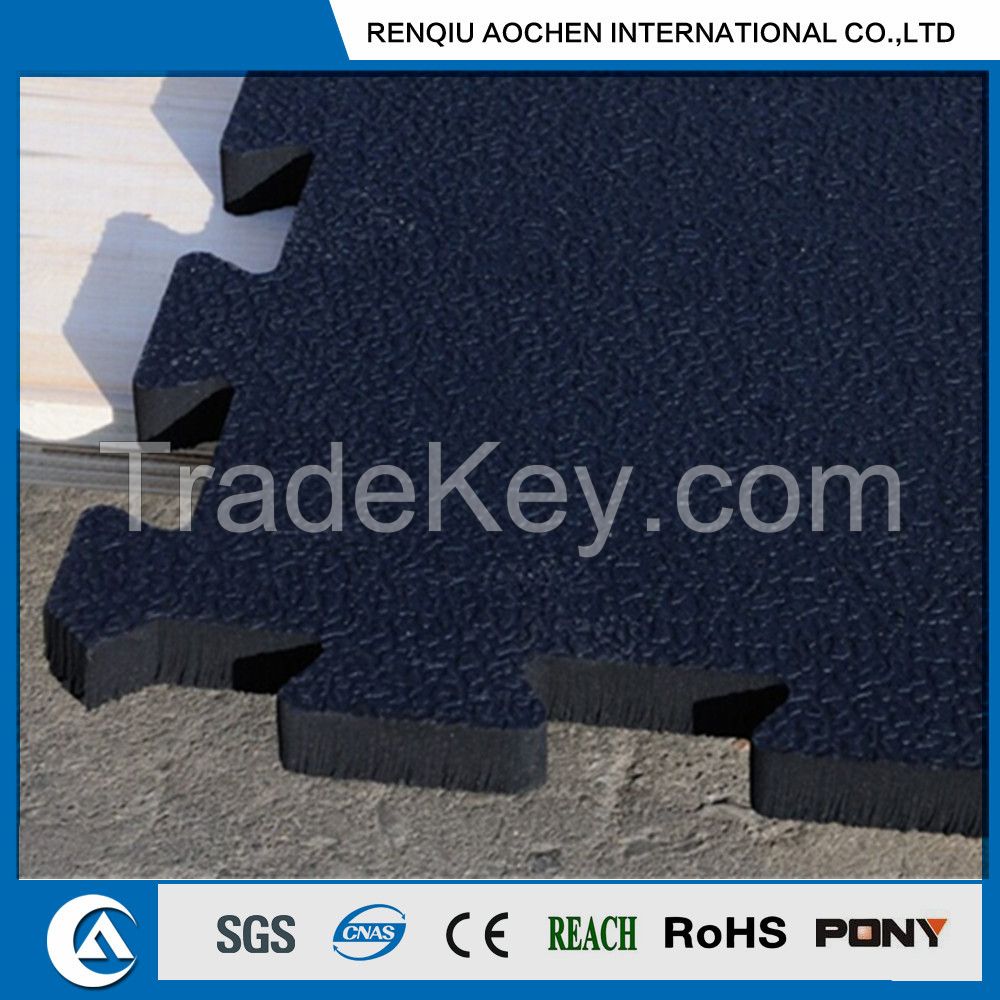 Interlocked rubber stable mat