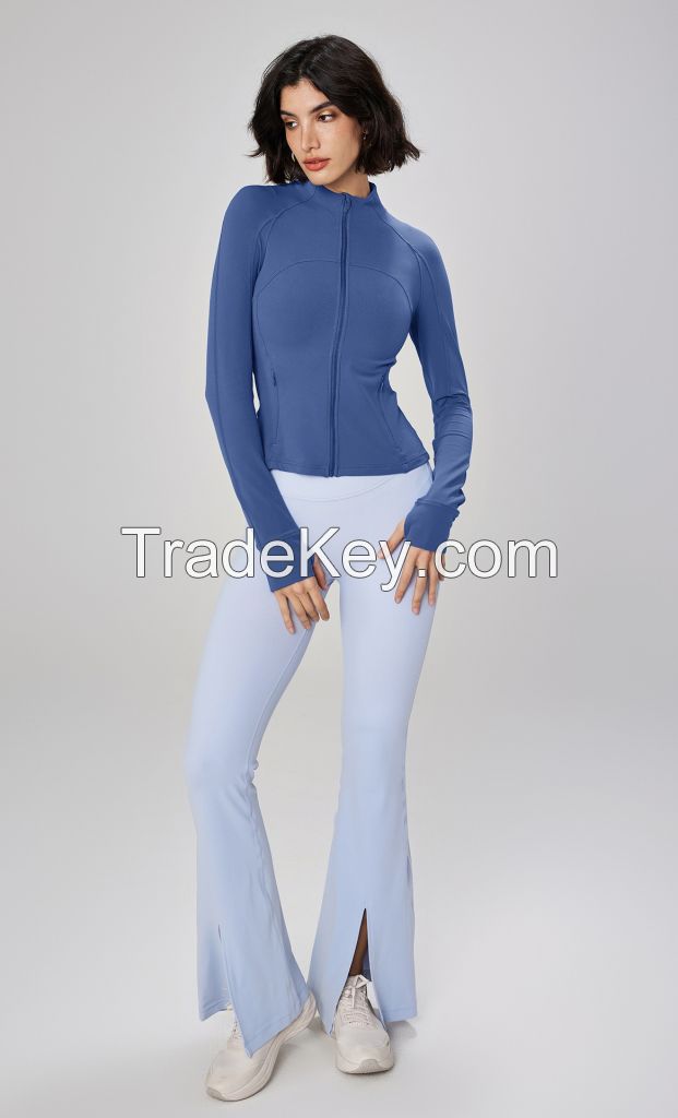 Nude-feeling yoga top with a stand-up collar and a slim fit for sports
