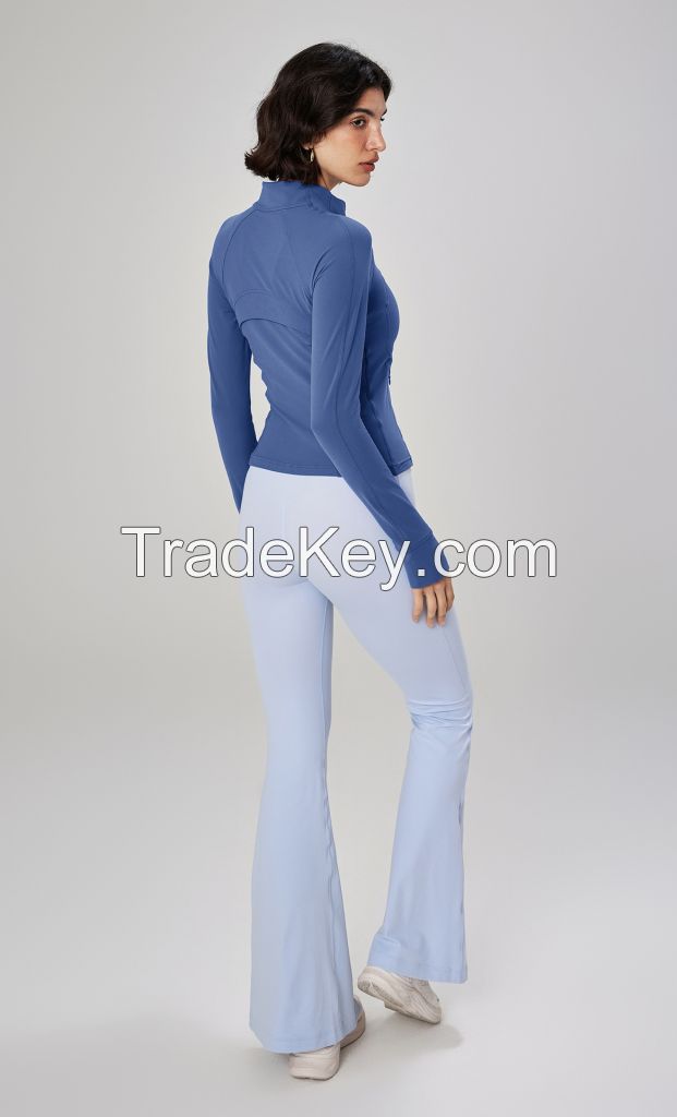 Nude-feeling yoga top with a stand-up collar and a slim fit for sports