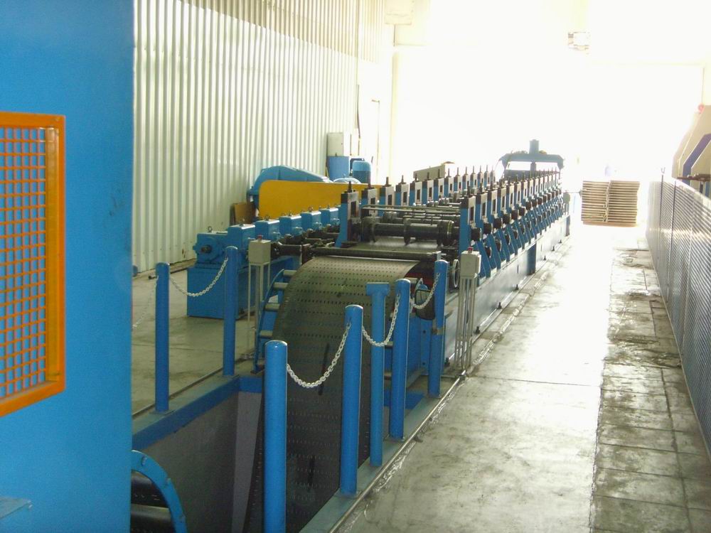 Automatic cold roll forming machine