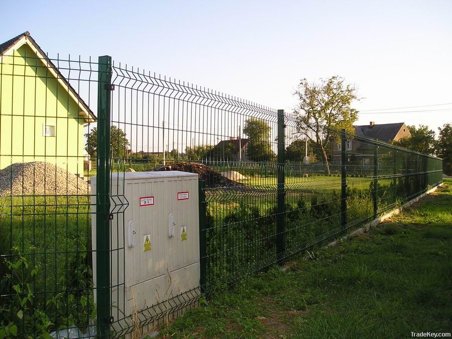 Powder coated wire mesh fence