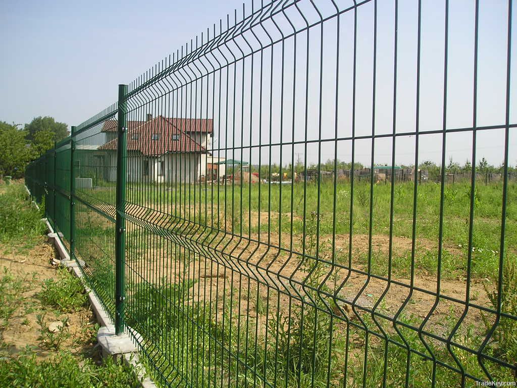 Powder coated wire mesh fence