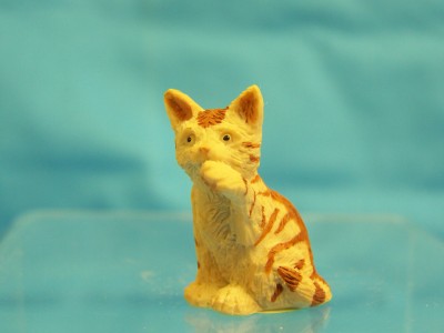Cleaning Cat        -Lammermuir Collectables-