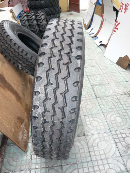 Radial truck tyre 1200R24
