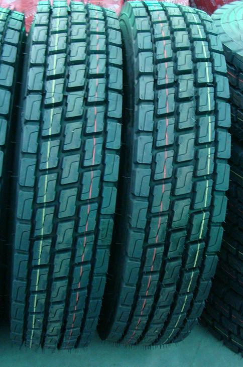Radail truck tyre 10.00R20 with D900 pattern