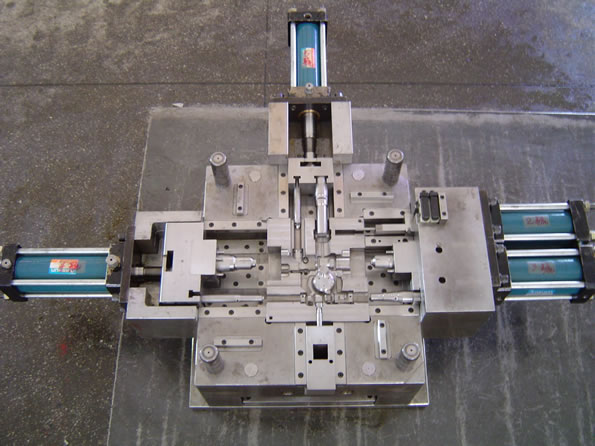 injection mold and plastic parts
