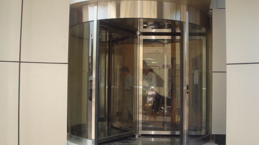 TR revolving door