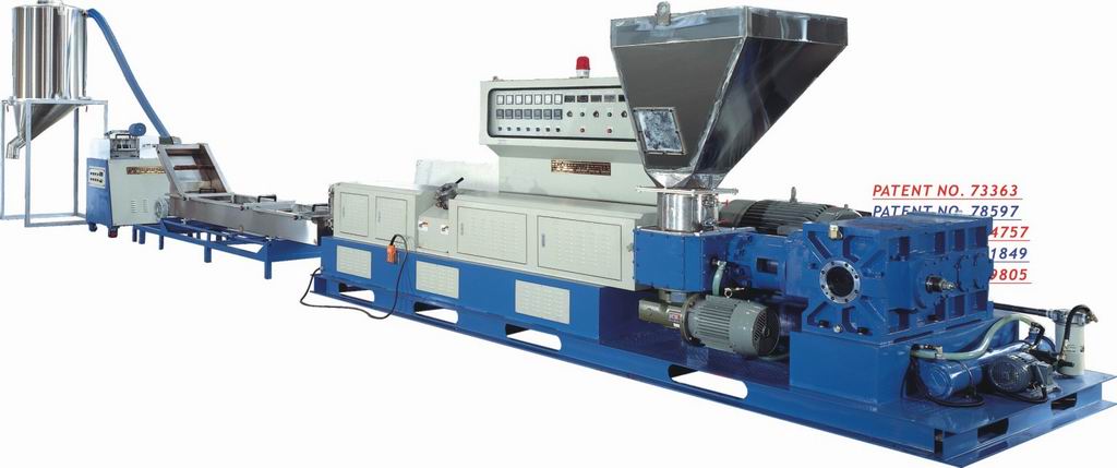Plastic recycling extrusion system
