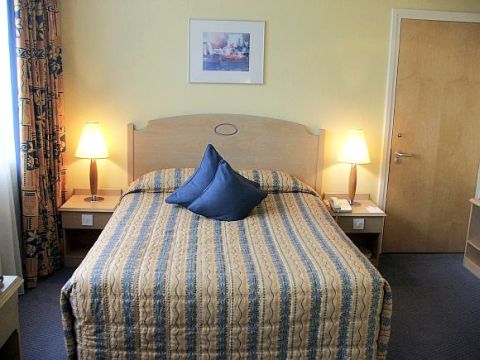 100 Kensington Hotel Bedroom Settings For Sale