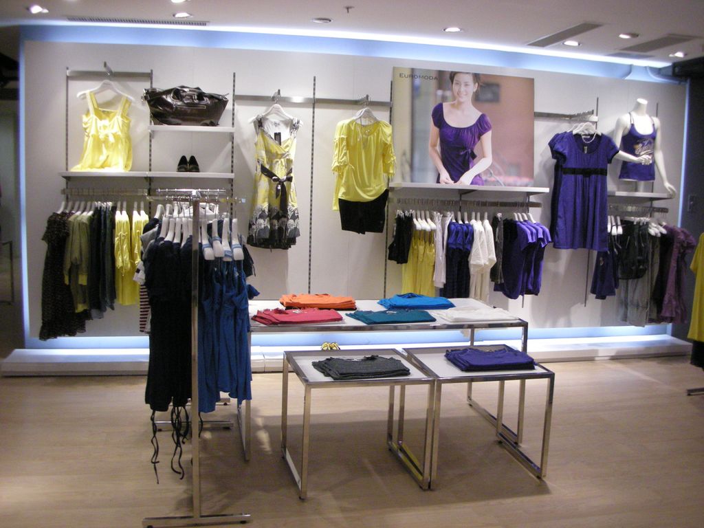 Display equipment for clothes