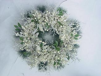 white berry w/leave wreath