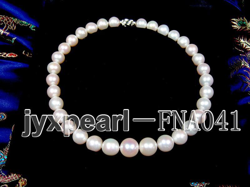 Slap-up Pearl Necklace