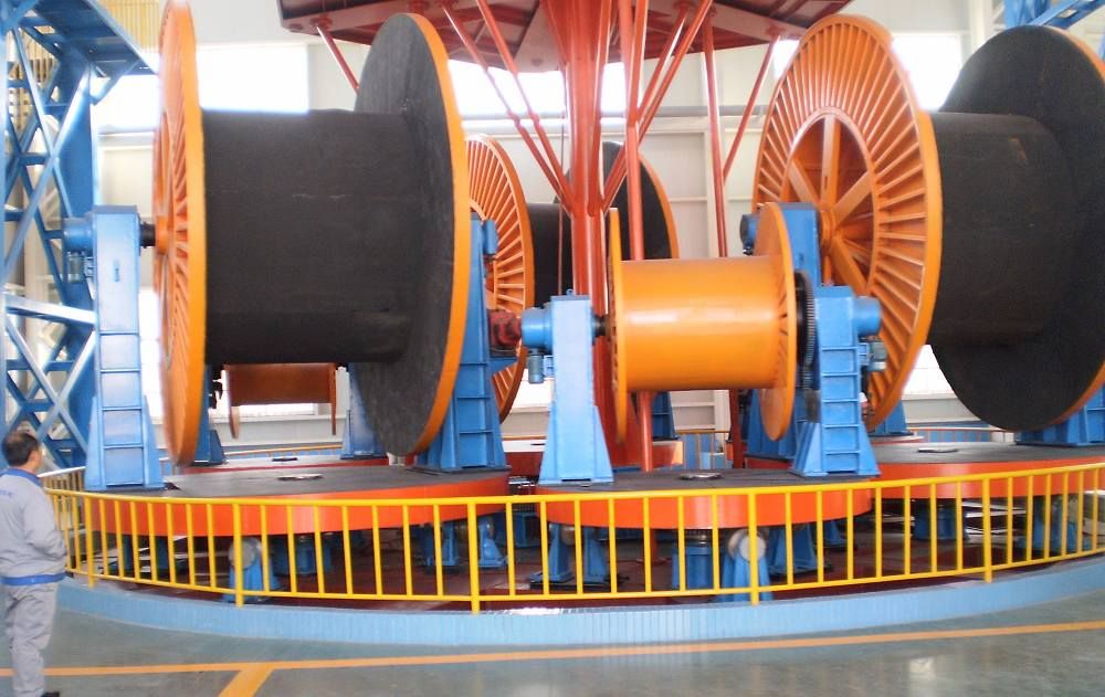 Vertical laying-up machine for submarine cable