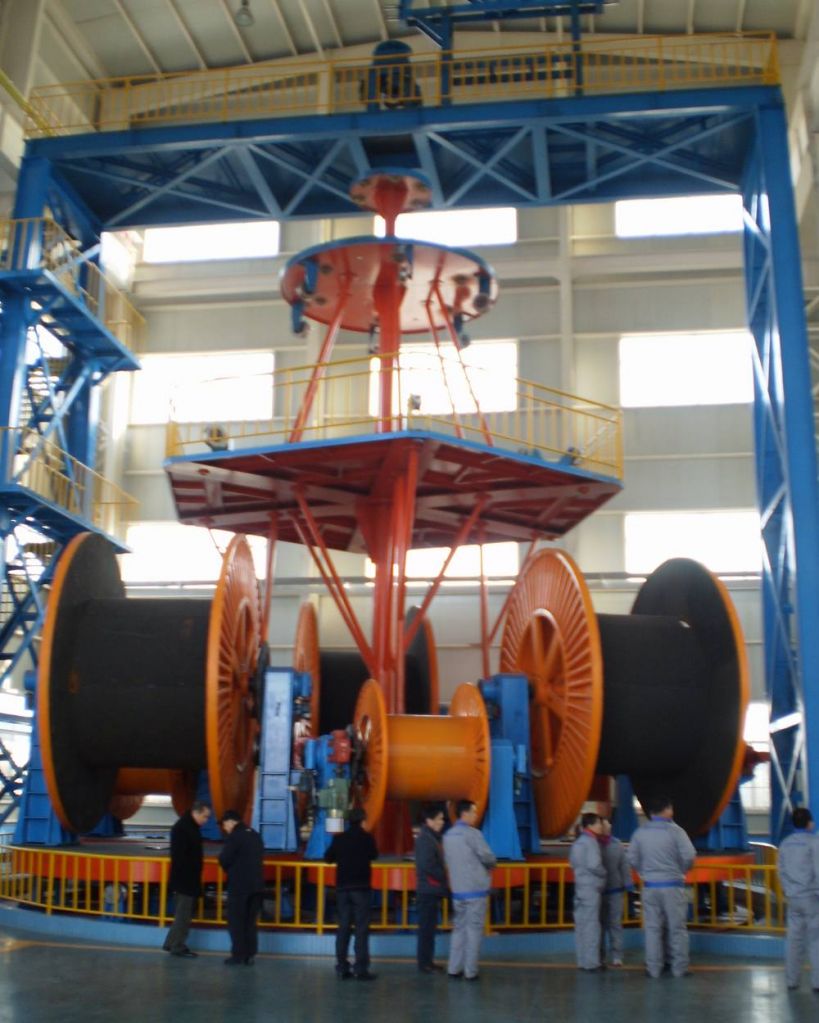 Vertical laying-up machine for submarine cable