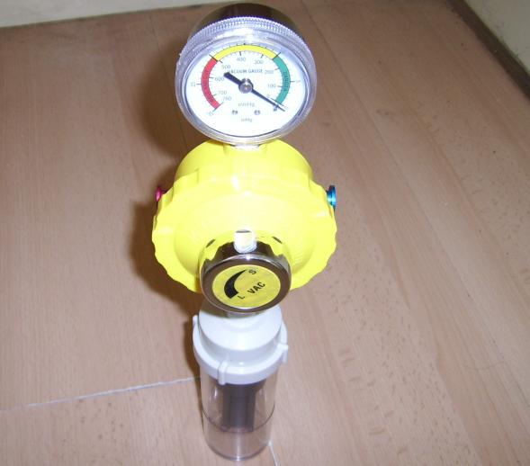Flowmeter with humidifier,Gas outlet, Vacuum regulator