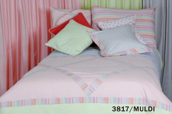 BEDDING WITH PILLOWS