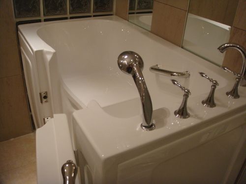 Walk-In Bath Tub in White 