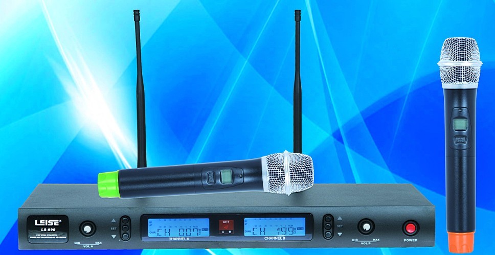 Dual channel true diversity wireless microphone