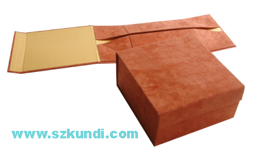 Foldable gift box