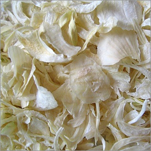 Dehydrated white onion flakes