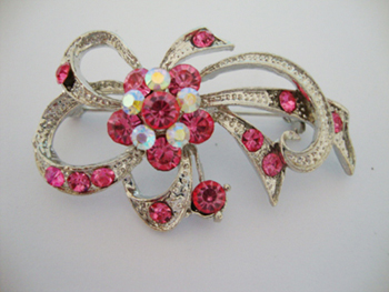 flower sharped fashion brooch , with diamond  beset
