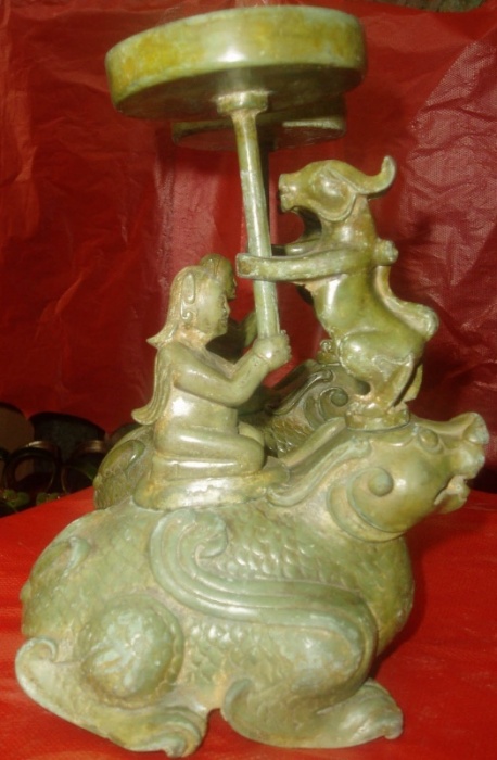 A rare early Chinese bronze figural lamp Cbz712