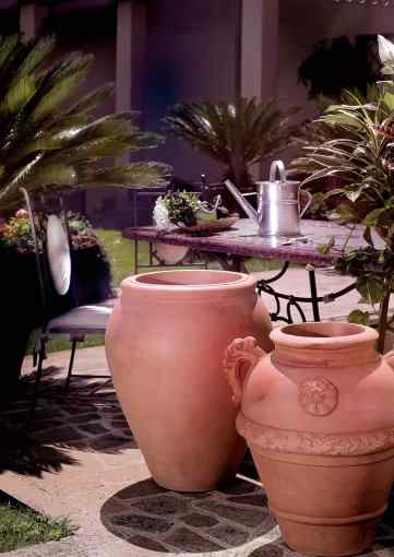 Pots for plants and flowers in rotomolded polyethylene