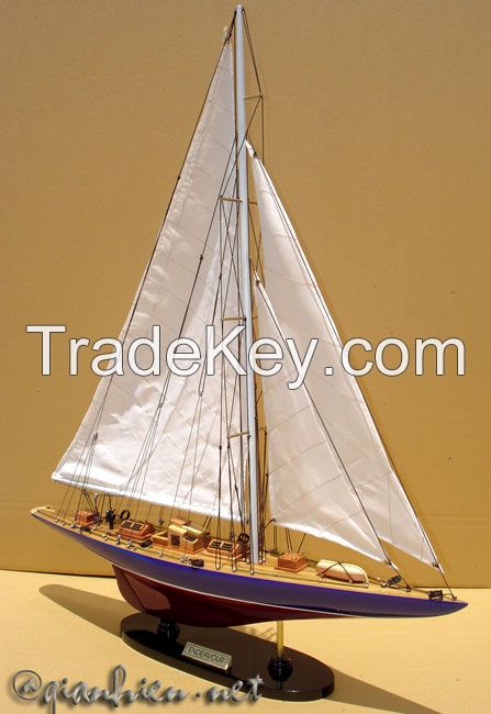 WOODEN ENDEAVOUR SAILING SHIP MODEL