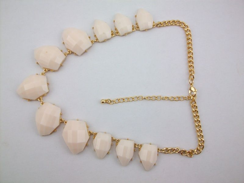 Faceted resin fashion neck jewelry 