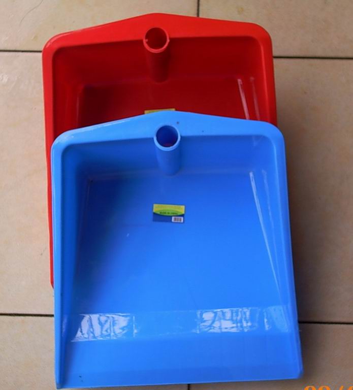 Plastic dustpan