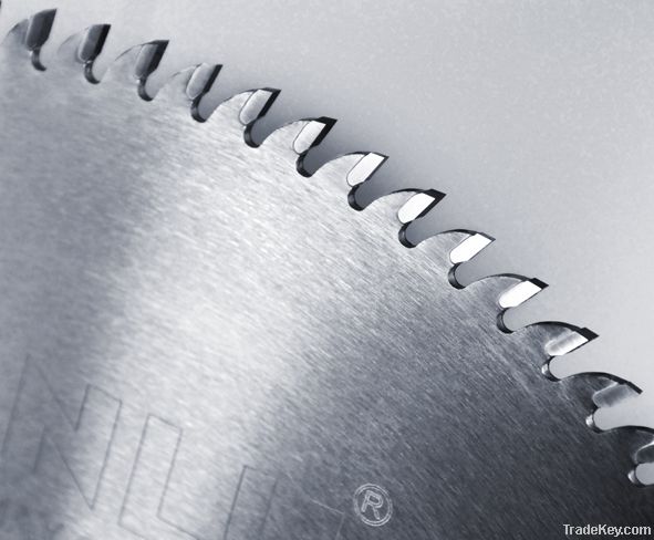 Thin-cut saw blades